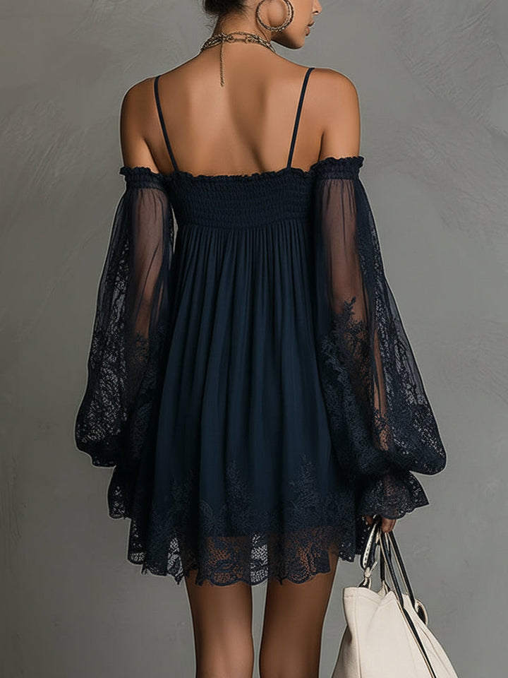 Noemi | Vestito mini in chiffon blu navy con scollo a spalle scoperte, bordo in pizzo e maniche trasparenti