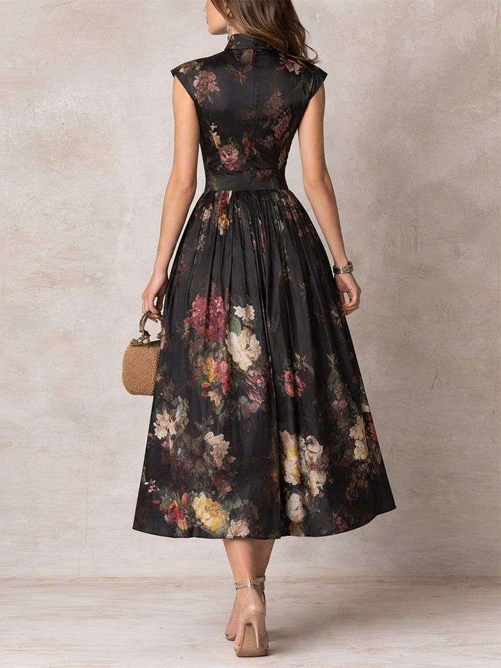 Violetta | Vestito midi nero in raso plissé con motivo floreale e colletto con foro a forma di chiave