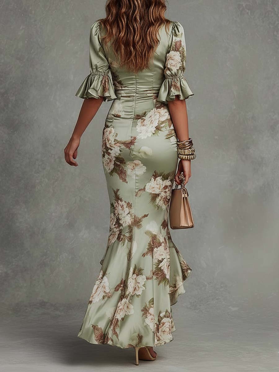 Anna | Abito lungo asimmetrico in satin verde con scollo a V, maniche a campana arricciate e motivo floreale